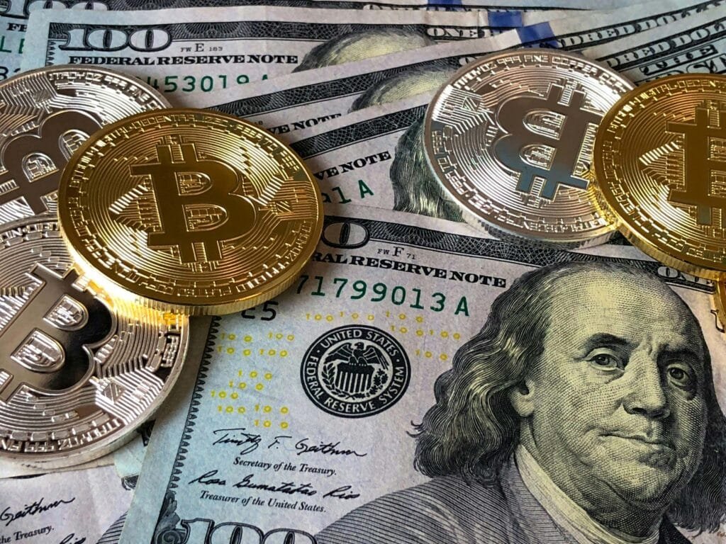 bitcoin munten en dollarbiljetten
